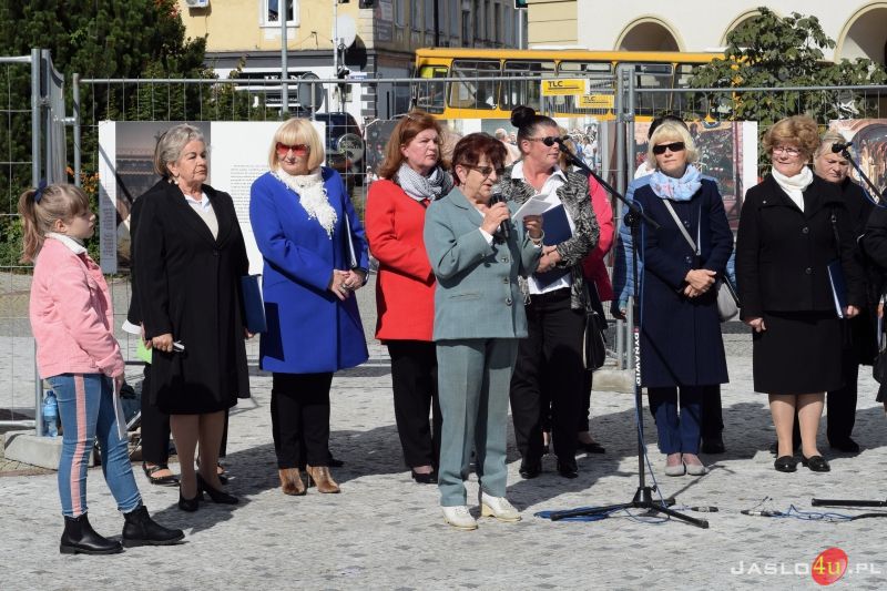 "Święty Papież Polak" - otwarcie wystawy plenerowej