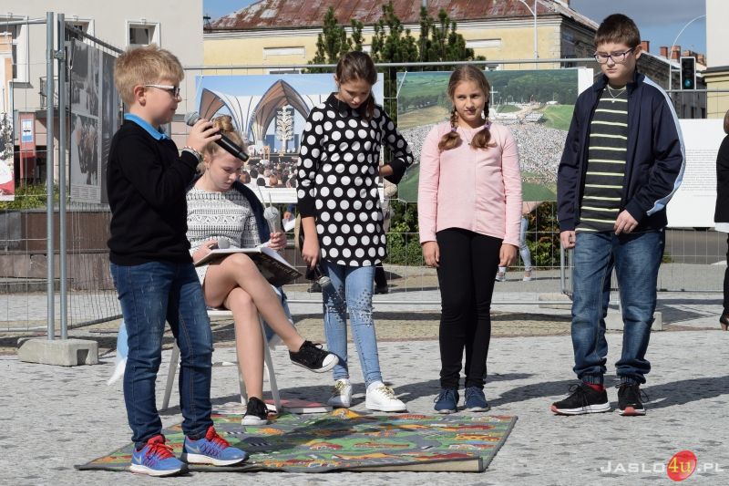 "Święty Papież Polak" - otwarcie wystawy plenerowej