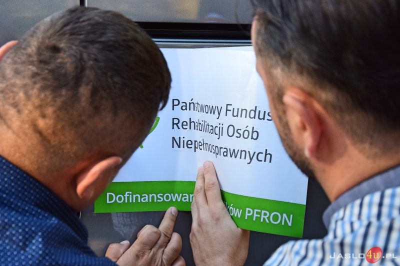 Nowy samochód transportowy w Domu Pomocy Społecznej w Foluszu