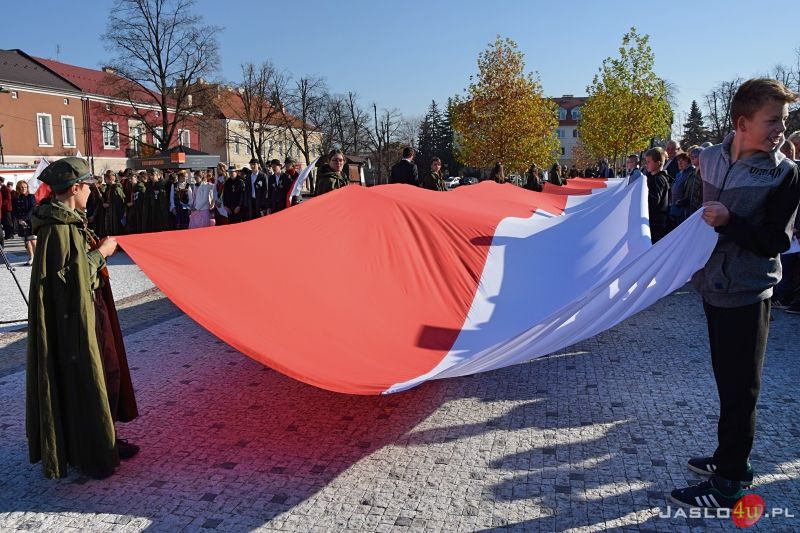 Widowisko plenerowe na jasielskim rynku w rocznicę odzyskania przez Polskę niepodległości