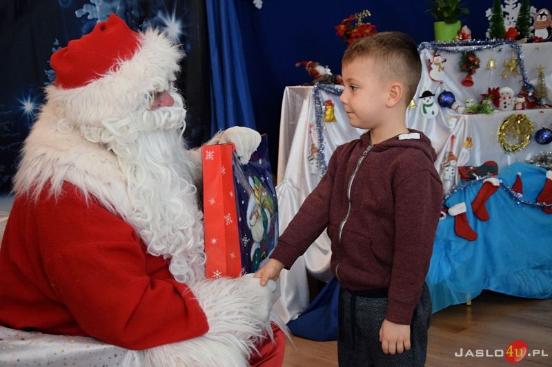 Święty Mikołaj w Przedszkolu Miejskim nr 6 "Pluszowego Misia"
