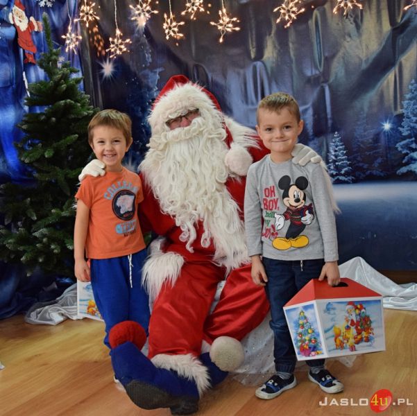 Święty Mikołaj w Przedszkolu Miejskim nr 6 "Pluszowego Misia"