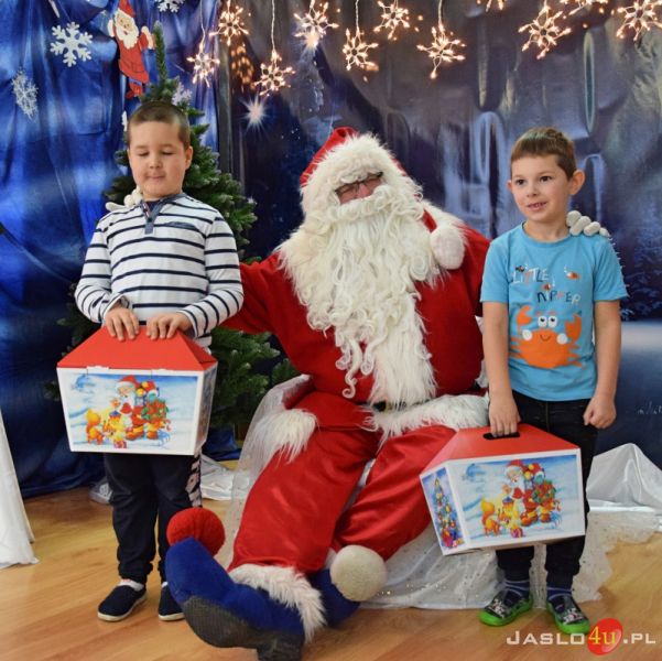 Święty Mikołaj w Przedszkolu Miejskim nr 6 "Pluszowego Misia"