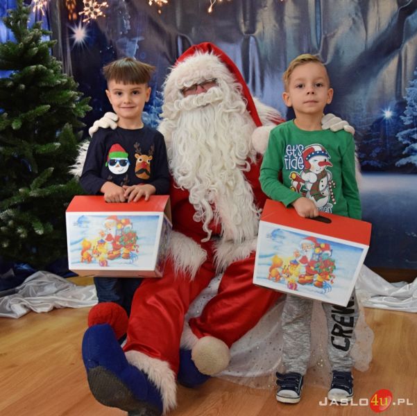 Święty Mikołaj w Przedszkolu Miejskim nr 6 "Pluszowego Misia"