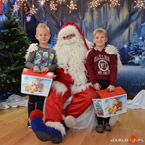 Święty Mikołaj w Przedszkolu Miejskim nr 6 "Pluszowego Misia"