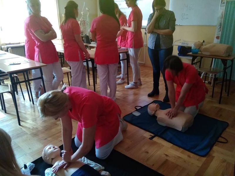 Wizyta uczennic Starptautiskā Cidesco Rīgas Kosmētikas skola z Łotwy w jasielskim Medyku