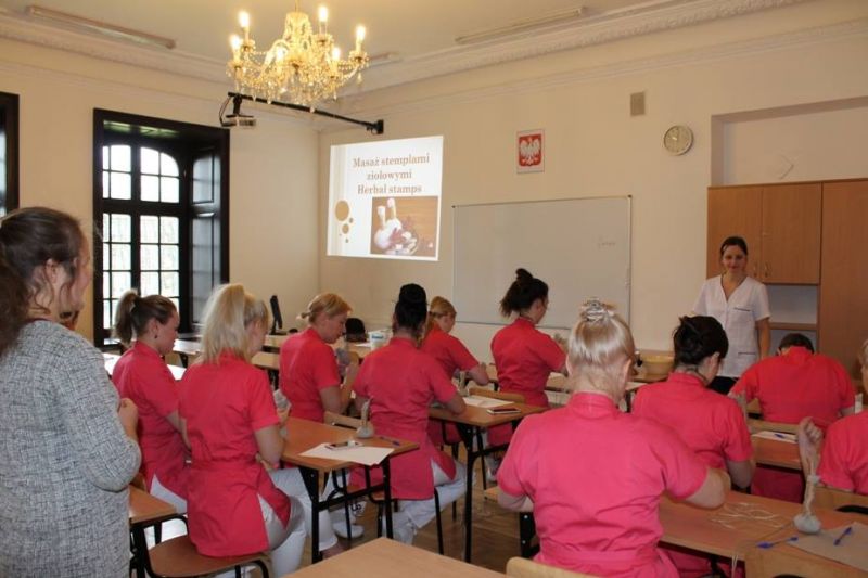 Wizyta uczennic Starptautiskā Cidesco Rīgas Kosmētikas skola z Łotwy w jasielskim Medyku