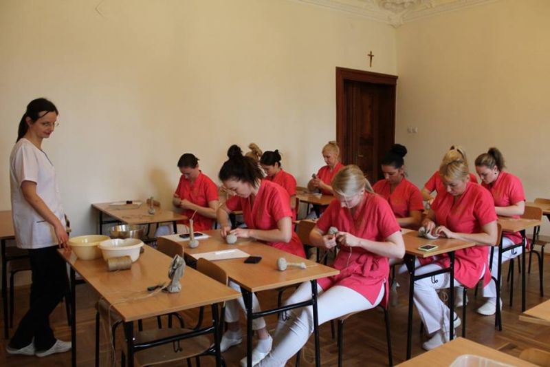 Wizyta uczennic Starptautiskā Cidesco Rīgas Kosmētikas skola z Łotwy w jasielskim Medyku