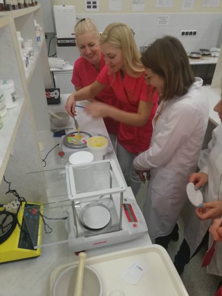 Wizyta uczennic Starptautiskā Cidesco Rīgas Kosmētikas skola z Łotwy w jasielskim Medyku
