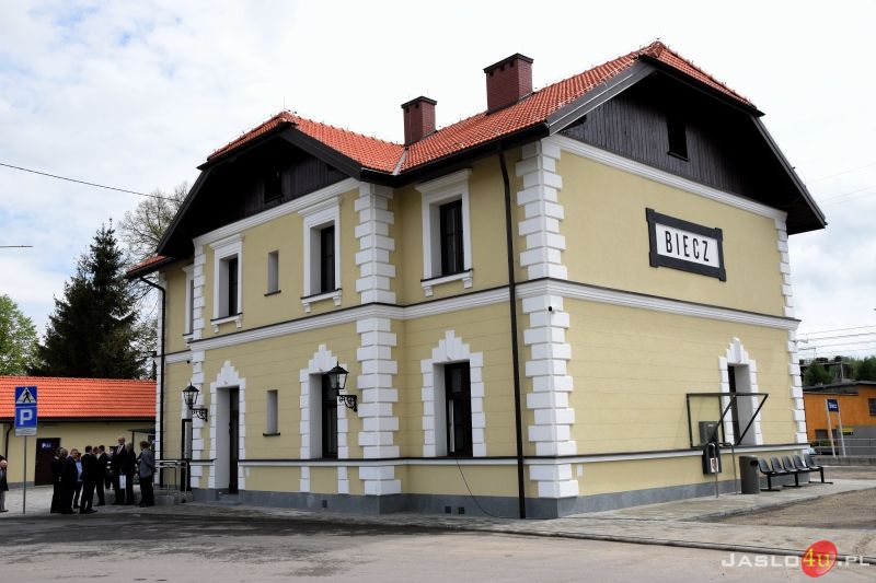 Uroczyste otwarcie zmodernizowanego dworca kolejowego w Bieczu