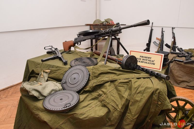 Wystawa broni historycznej i współczesnej w Muzeum Regionalnym w Jaśle