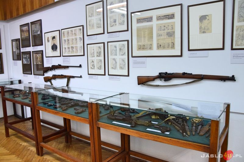 Wystawa broni historycznej i współczesnej w Muzeum Regionalnym w Jaśle