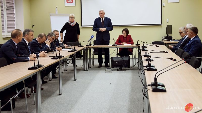 Samorządowcom wręczono symboliczne czeki