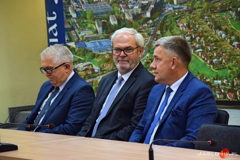 Samorządowcom wręczono symboliczne czeki