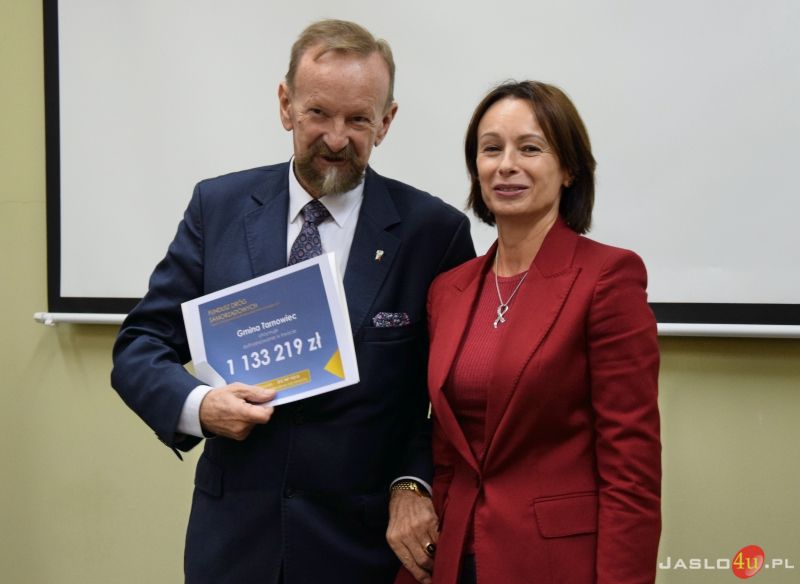 Samorządowcom wręczono symboliczne czeki
