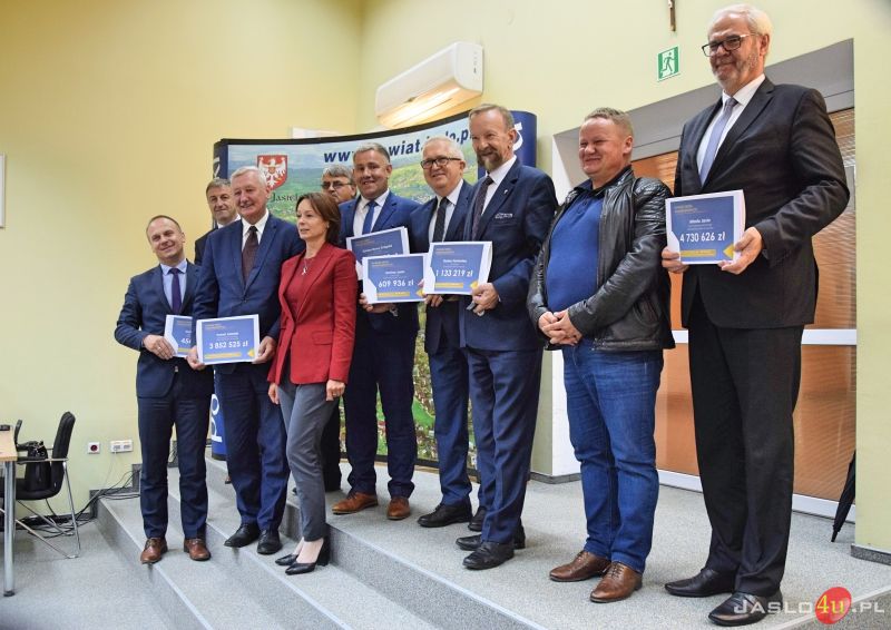 Samorządowcom wręczono symboliczne czeki