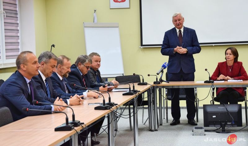 Samorządowcom wręczono symboliczne czeki