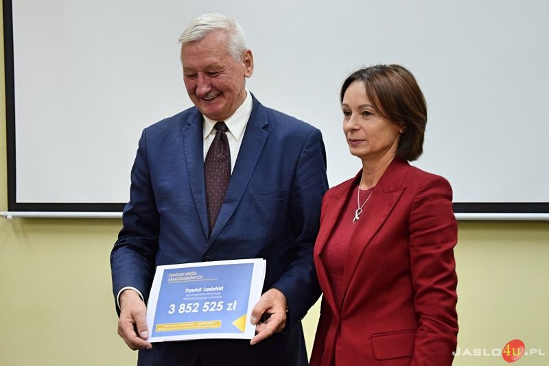 Samorządowcom wręczono symboliczne czeki
