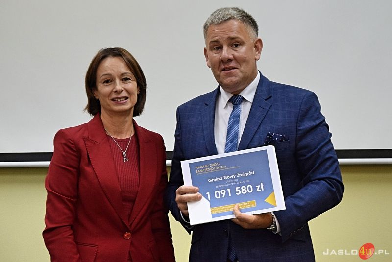 Samorządowcom wręczono symboliczne czeki