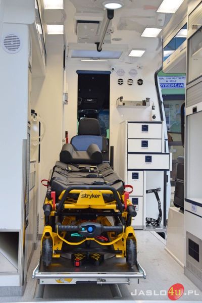 Przekazanie nowego ambulansu dla Szpitala Specjalistycznego w Jaśle