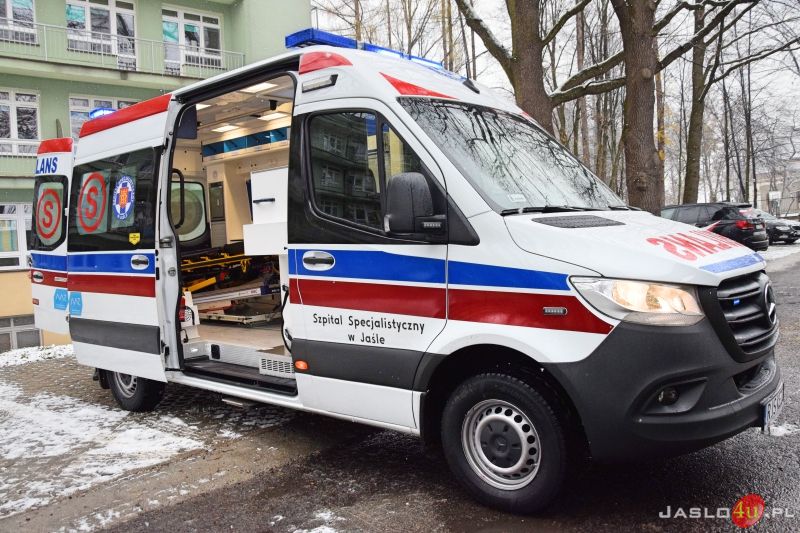 Przekazanie nowego ambulansu dla Szpitala Specjalistycznego w Jaśle