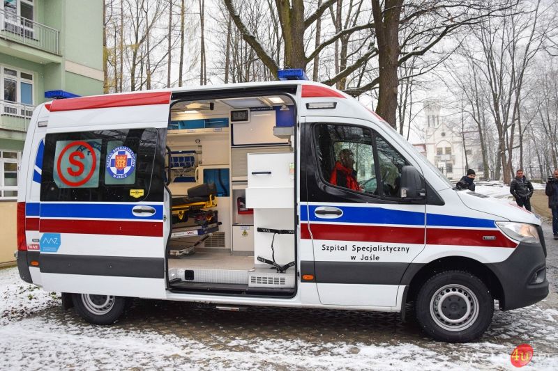 Przekazanie nowego ambulansu dla Szpitala Specjalistycznego w Jaśle