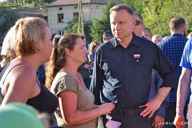 Wizyta prezydenta Andrzeja Dudy w dotkniętej skutkami nawałnic Trzcinicy