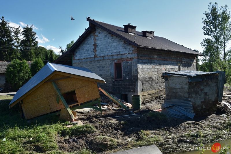 Wizyta prezydenta Andrzeja Dudy w dotkniętej skutkami nawałnic Trzcinicy