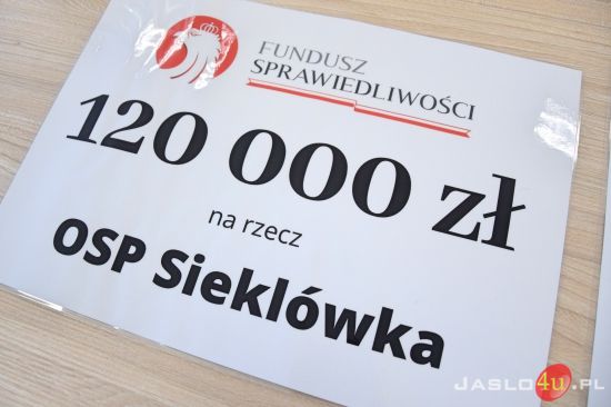 Wręczenie promes na zakup wyposażenia dla jednostek OSP w Sieklówce i Kołaczycach.