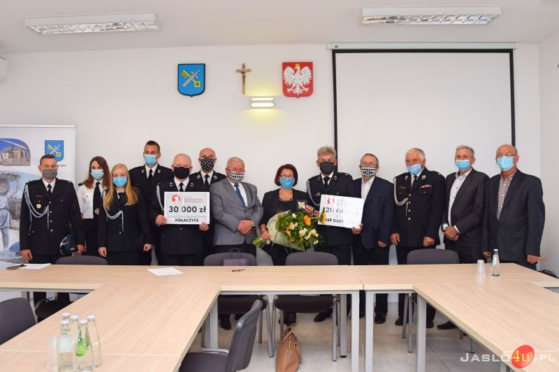 Wręczenie promes na zakup wyposażenia dla jednostek OSP w Sieklówce i Kołaczycach.