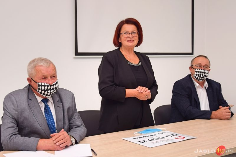 Wręczenie promes na zakup wyposażenia dla jednostek OSP w Sieklówce i Kołaczycach.