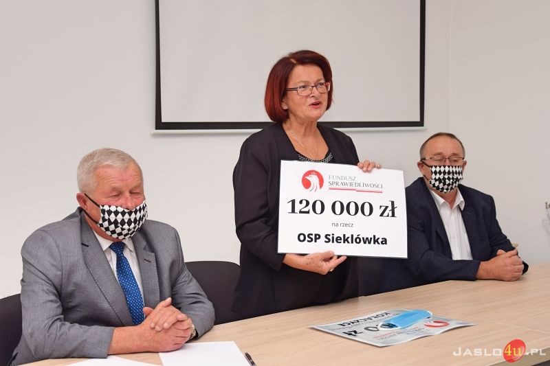 Wręczenie promes na zakup wyposażenia dla jednostek OSP w Sieklówce i Kołaczycach.