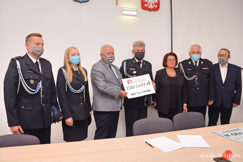Wręczenie promes na zakup wyposażenia dla jednostek OSP w Sieklówce i Kołaczycach.