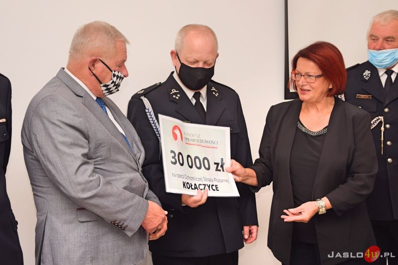 Wręczenie promes na zakup wyposażenia dla jednostek OSP w Sieklówce i Kołaczycach.