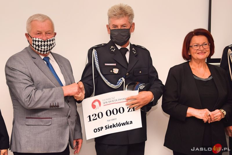 Wręczenie promes na zakup wyposażenia dla jednostek OSP w Sieklówce i Kołaczycach.
