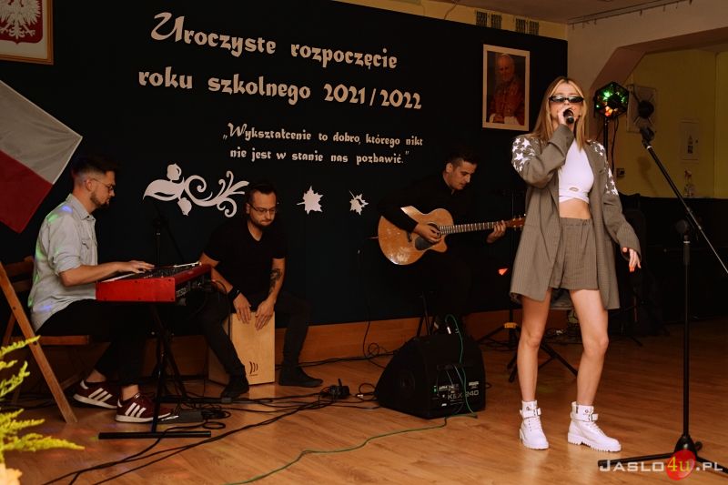 Inauguracja roku szkolnego 2021/22 w jasielskim "Ekonomiku" - koncert Roksany Węgiel
