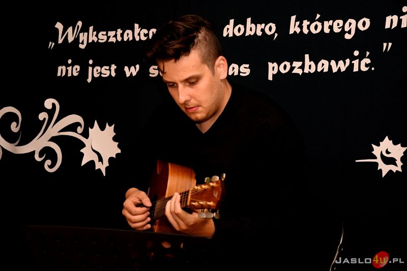 Inauguracja roku szkolnego 2021/22 w jasielskim "Ekonomiku" - koncert Roksany Węgiel