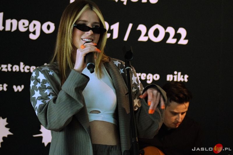 Inauguracja roku szkolnego 2021/22 w jasielskim "Ekonomiku" - koncert Roksany Węgiel