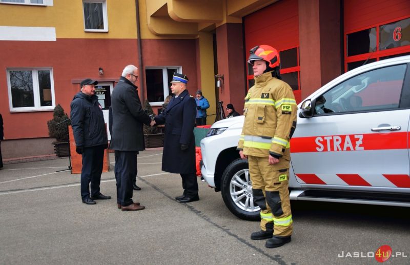 Przekazanie samochód i sprzętu ratowniczego dla KP PSP w Jaśle