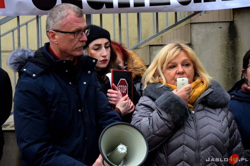Konferencja działaczy i sympatyków Konfederacji przed Szpitalem Specjalistycznym w Jaśle