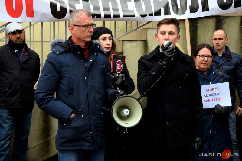 Konferencja działaczy i sympatyków Konfederacji przed Szpitalem Specjalistycznym w Jaśle