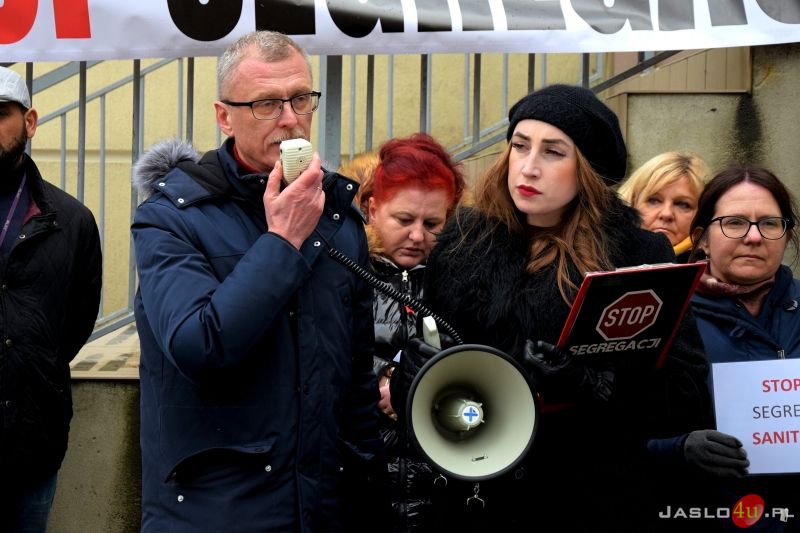 Konferencja działaczy i sympatyków Konfederacji przed Szpitalem Specjalistycznym w Jaśle