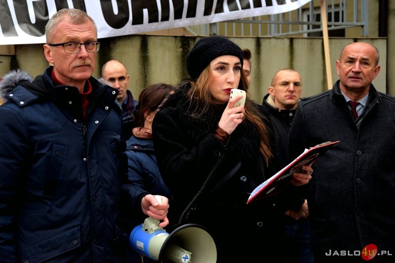 Konferencja działaczy i sympatyków Konfederacji przed Szpitalem Specjalistycznym w Jaśle