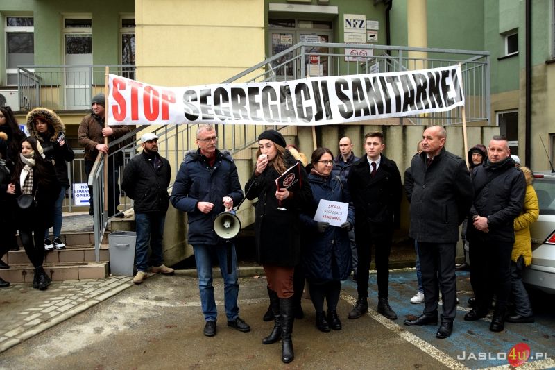 Konferencja działaczy i sympatyków Konfederacji przed Szpitalem Specjalistycznym w Jaśle