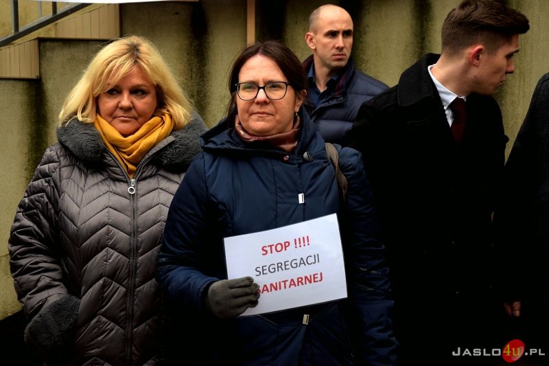Konferencja działaczy i sympatyków Konfederacji przed Szpitalem Specjalistycznym w Jaśle