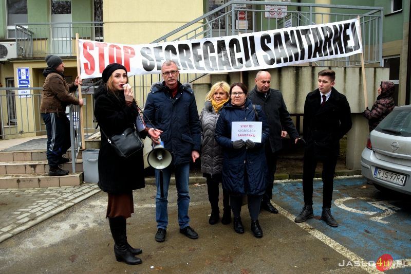 Konferencja działaczy i sympatyków Konfederacji przed Szpitalem Specjalistycznym w Jaśle