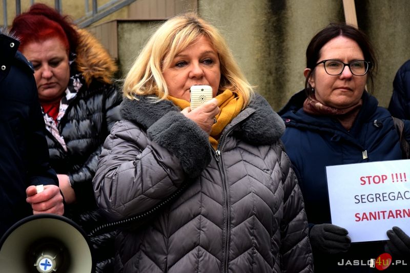 Konferencja działaczy i sympatyków Konfederacji przed Szpitalem Specjalistycznym w Jaśle