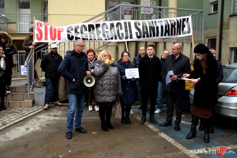 Konferencja działaczy i sympatyków Konfederacji przed Szpitalem Specjalistycznym w Jaśle
