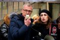 Konferencja działaczy i sympatyków Konfederacji przed Szpitalem Specjalistycznym w Jaśle