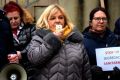 Konferencja działaczy i sympatyków Konfederacji przed Szpitalem Specjalistycznym w Jaśle